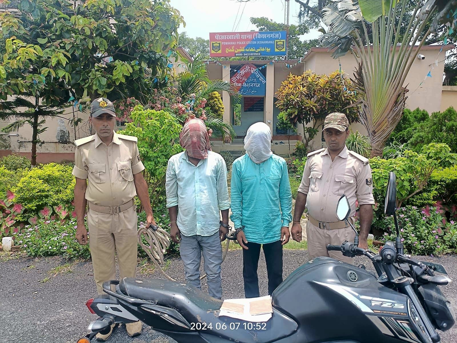 पौआखाली में एसएसबी ने ब्राउन शुगर के साथ दो तस्करों को पकड़ा, थाने में प्राथमिकी दर्ज