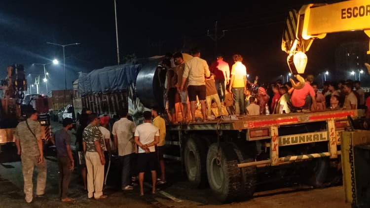 सोनारी : खड़े ट्रक में ट्रेलर ने मारी टक्कर, चालक फंसा