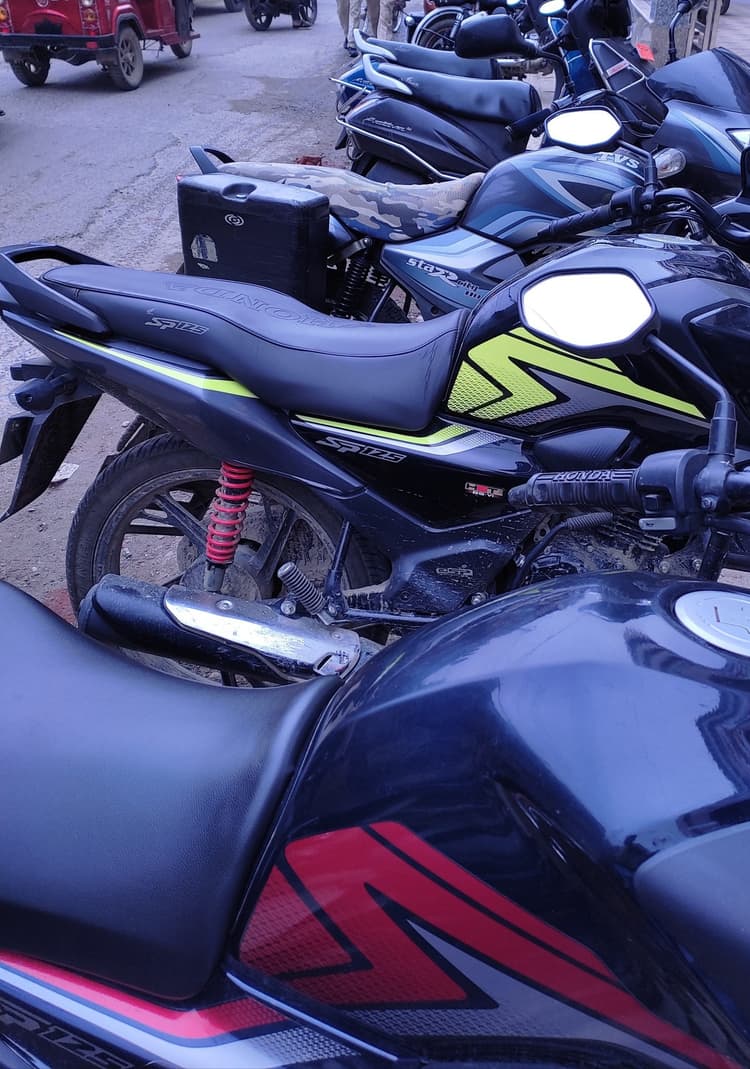 पार्किंग के अभाव में सड़कों पर पार्क होती है वाहनें,दिन भर जाम से हलकान रहता है शहर