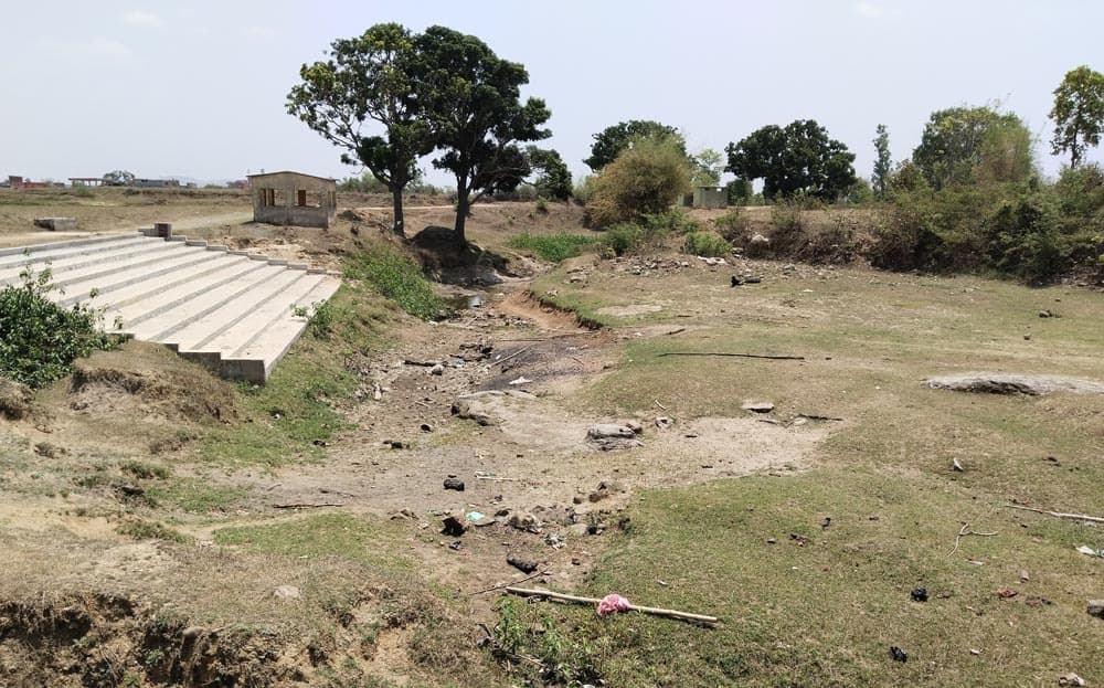 प्रखंड की लाइफ लाइन मानत नदी सूखी, किसान परेशान