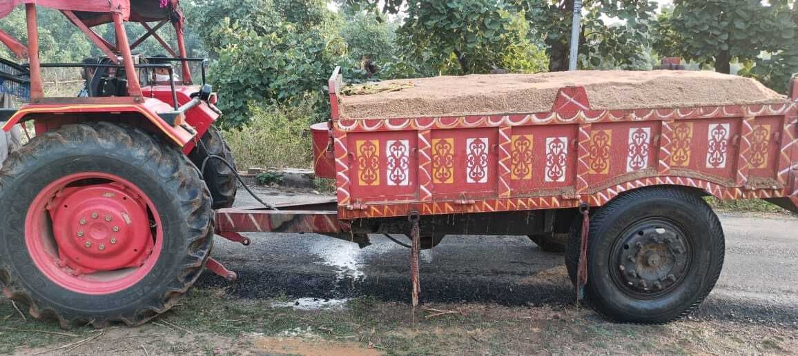 छह ट्रैक्टर, एक शक्तिमान जब्त, तीन गिरफ्तार