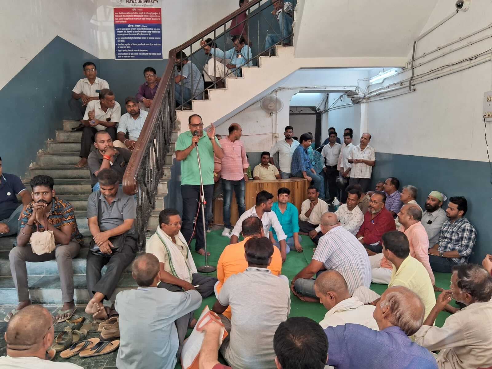 कैंपस : पीयू कर्मचारी संघ ने कुलपति का किया घेराव