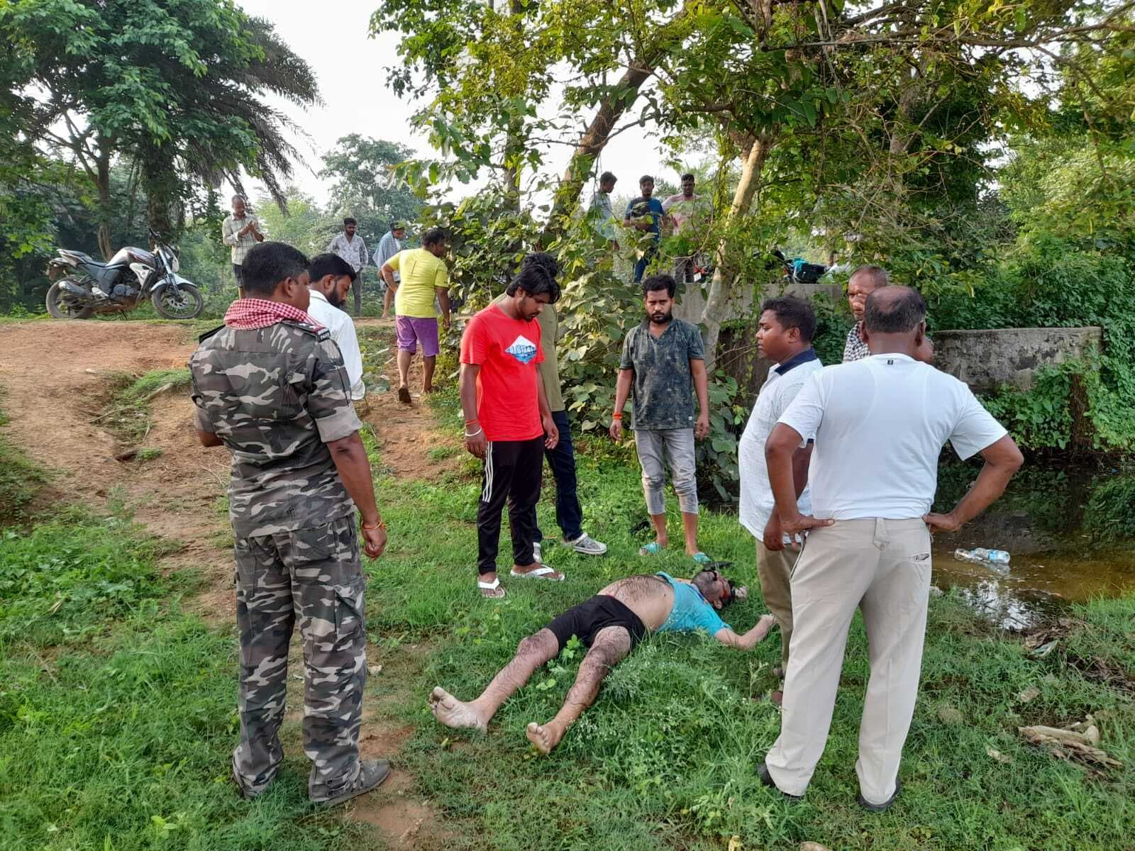 शिवपहाड़ के रहनेवाले चंदन सिंह की हत्या की जतायी जा रही आशंका, कड़हरबिल मोहल्ले के हिरण टोला स्थित पुलिया के नीचे गड्ढे में मिला युवक का शव, कई आपराधिक मामलों में जा चुका था जेल