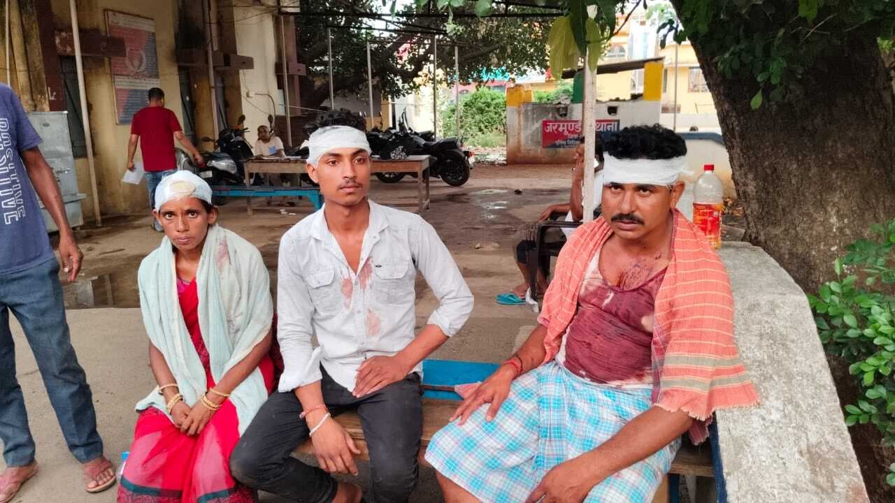 जराटीकर गांव में जमीन विवाद में दो पक्षों में जमकर मारपीट, आधा दर्जन से अधिक घायल, जरमुंडी सीएचसी से किया रेफर
