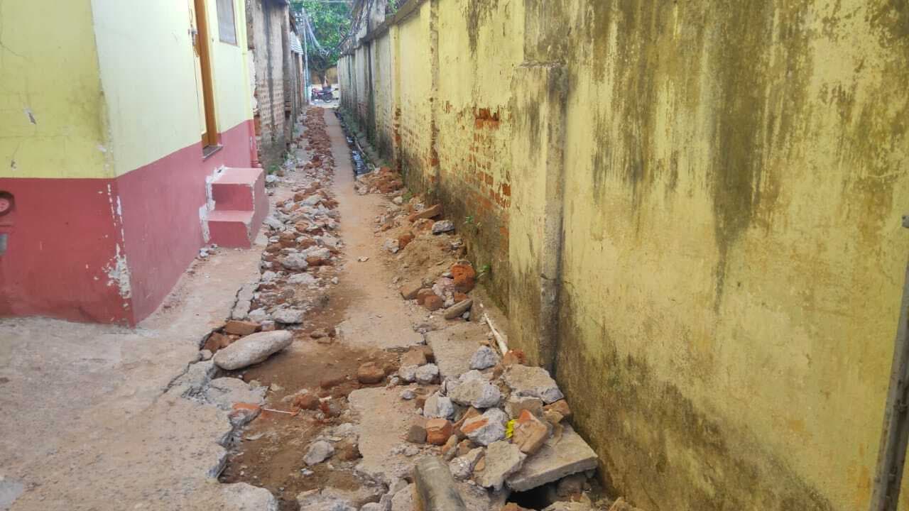 पाइपलाइन बिछाने में तोड़ दी सड़क, मरम्मत की मांग