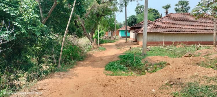 पक्की सड़कों को तरस रहे दर्जनों गांव, बरसात में बढ़ेगी मुसीबत