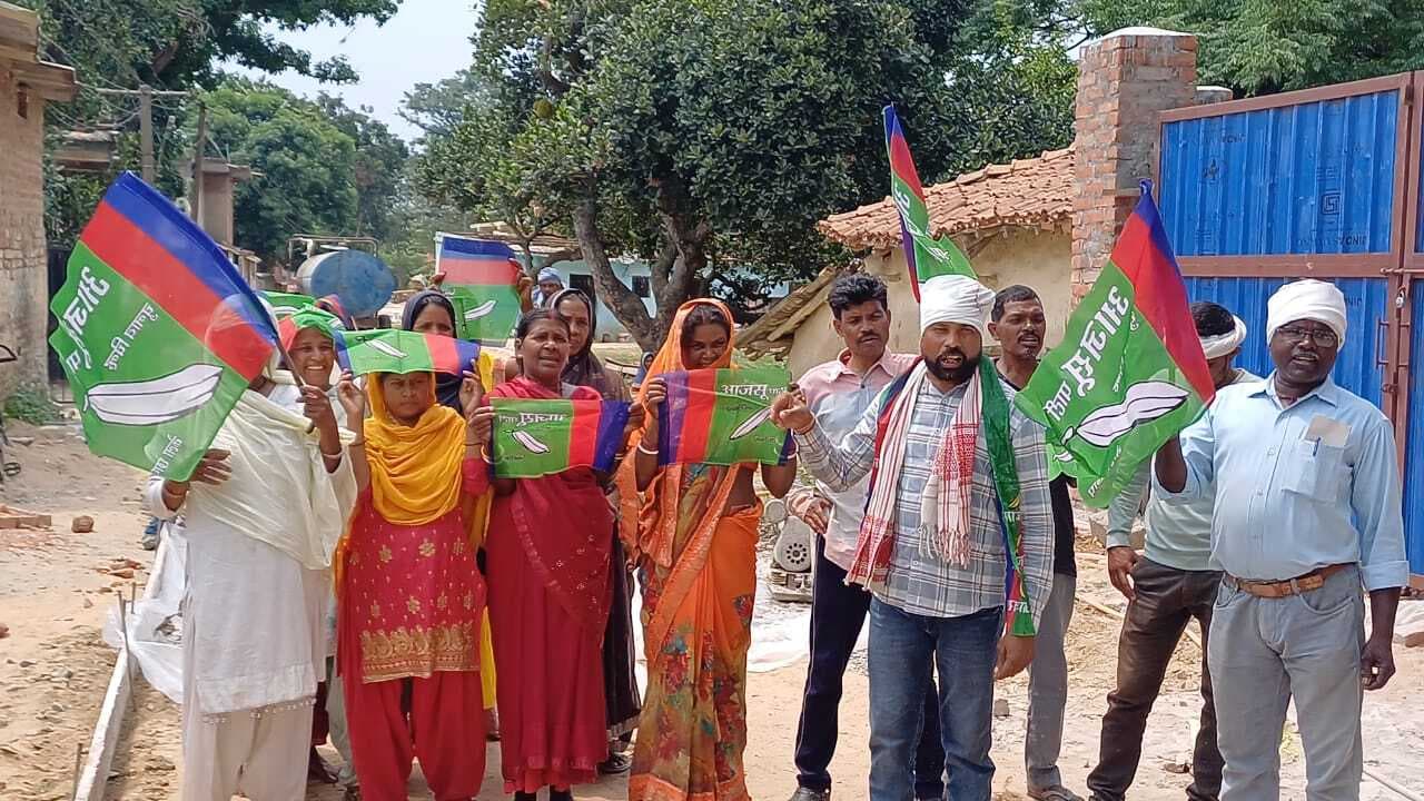 आजसू कार्यकर्ताओं ने बंद कराया काम