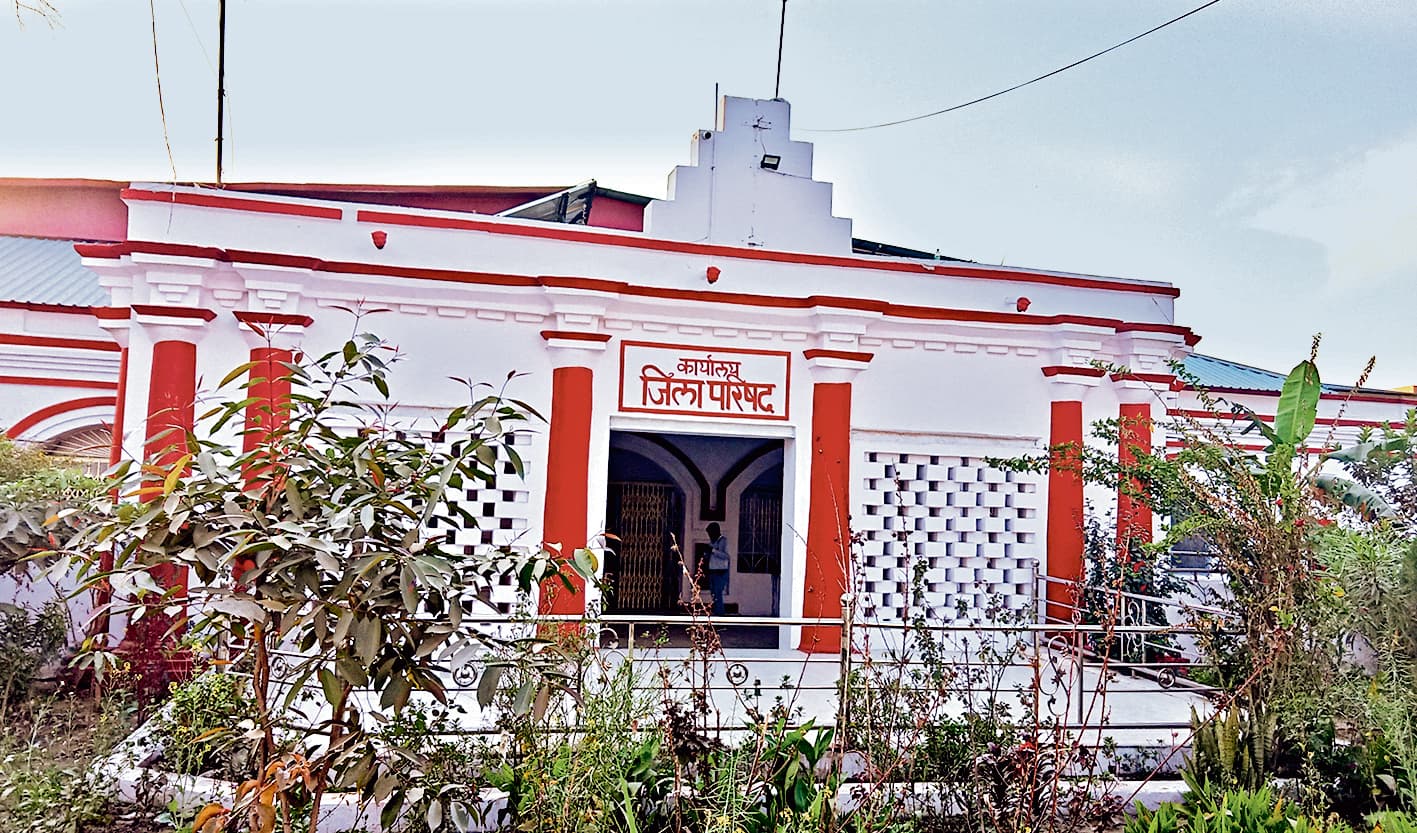 जिला परिषद के चार सदस्य कोर्ट, तो एक गुट डीएम की शरण में