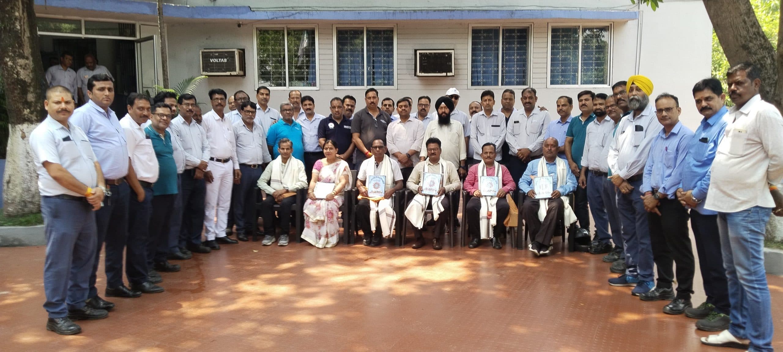 टाटा मोटर्स यूनियन ने सेवानिवृत्त कर्मियों को दी विदाई