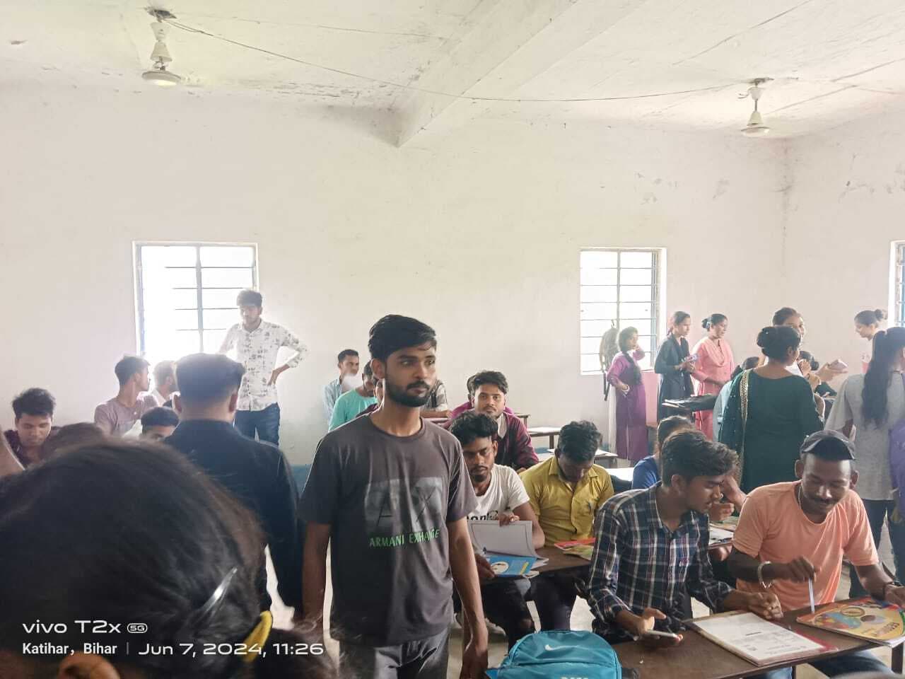 सोता रहा कर्मचारी, परीक्षा देने आये विद्यार्थी होते रहे परेशान