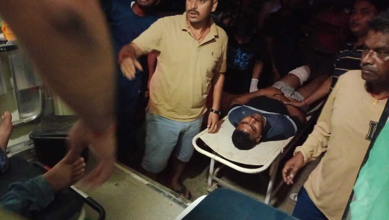 तस्करों की गोली से दो जवान घायल