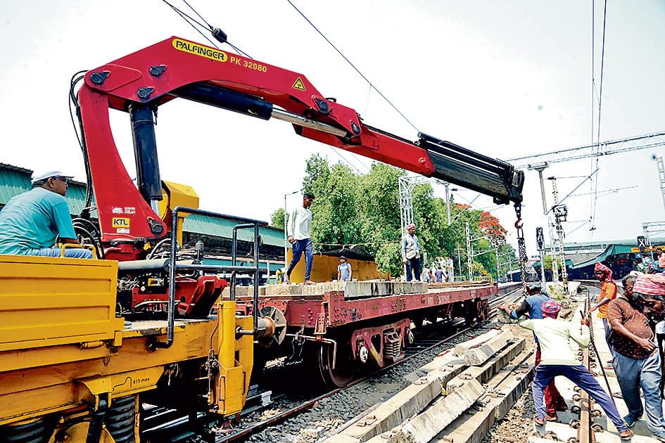 सियालदह में पांच प्लेटफॉर्म का विस्तार कार्य शुरू, दमदम स्टेशन पर उमड़ी भीड़