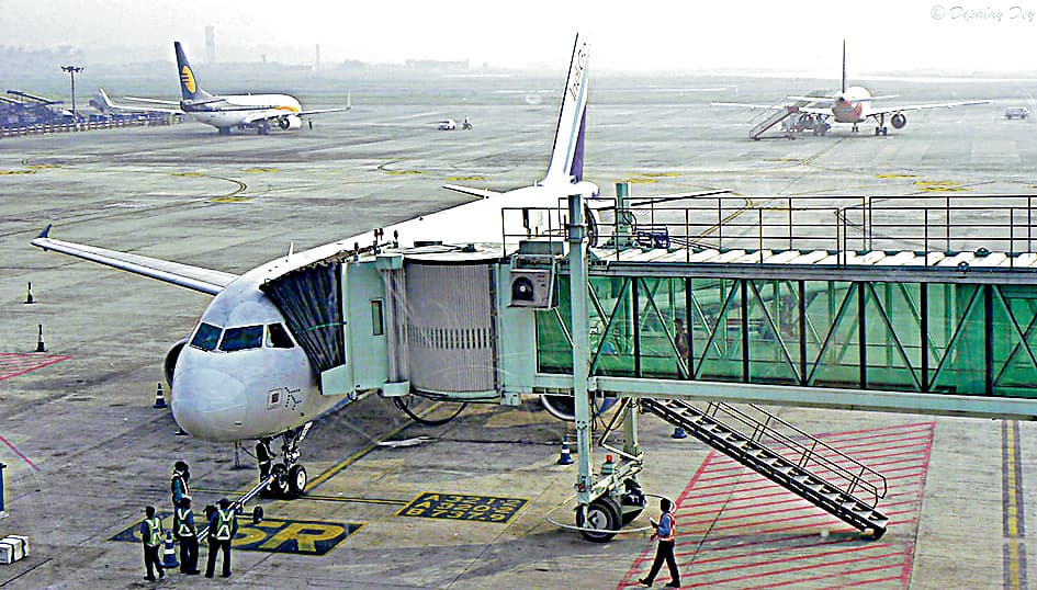 उड़ान भरने के दौरान आयी प्लेन में दिक्कत, रनवे से हटाया गया विमान