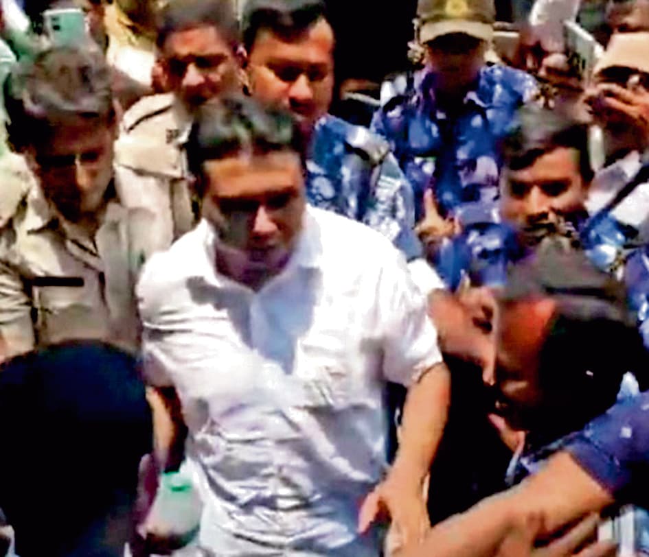 शेख शाहजहां को देखते ही कोर्ट के बाहर समर्थकों ने लगाये ‘जय बांग्ला’ के नारे