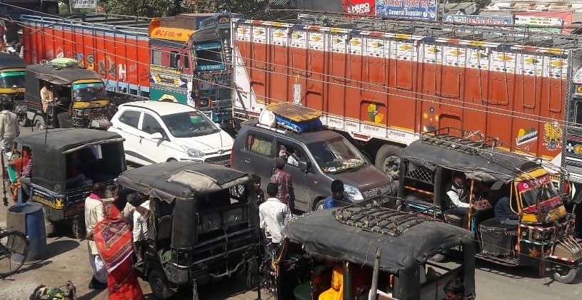 नेशनल हाइवे सहित स्टेट हाइवे पर पांच घंटे तक रेंगते रहे वाहन