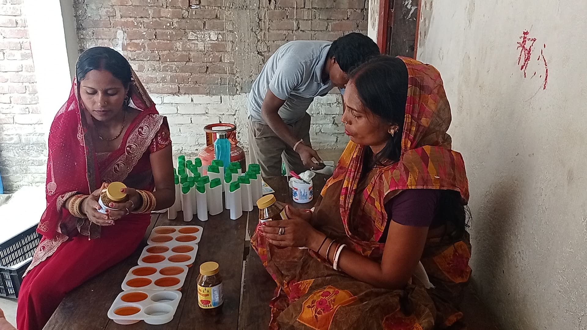 साबून, सर्फ, शैंपू बनाकर अपनी तकदीर संवार रहीं जीविका दीदी