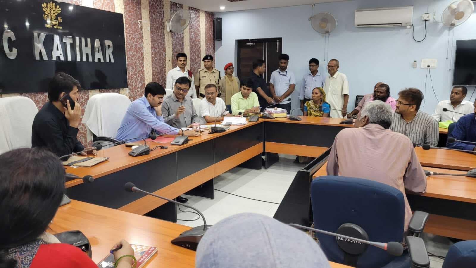 डीएम के जनता दरबार में 28 फरियादियों ने लगायी गुहार