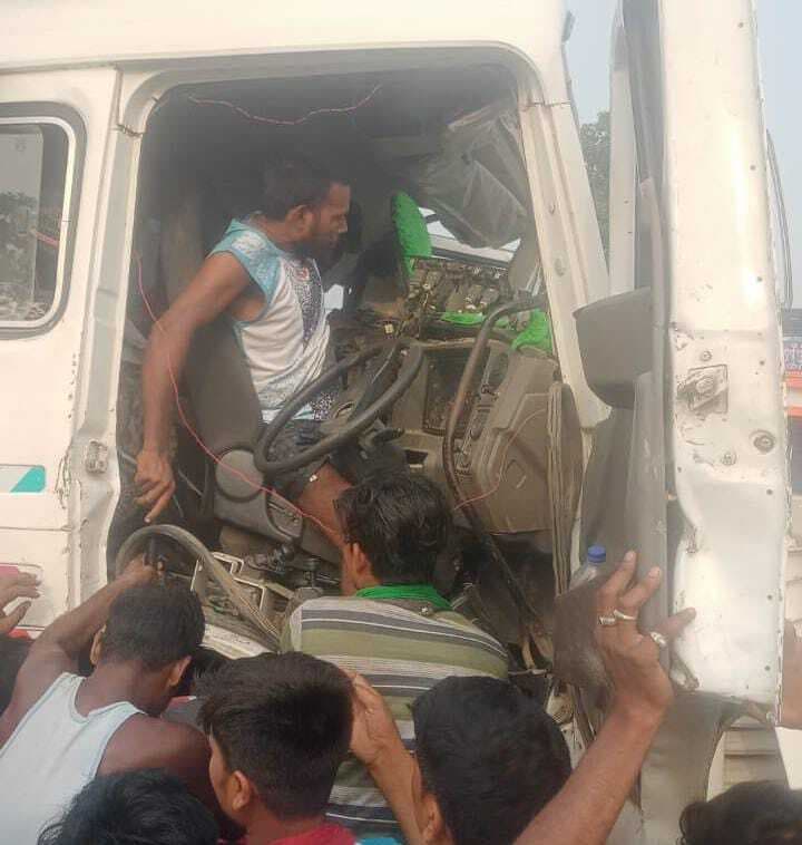 दो ट्रक में हुई भिड़ंत, चालक, उप चालक बचे