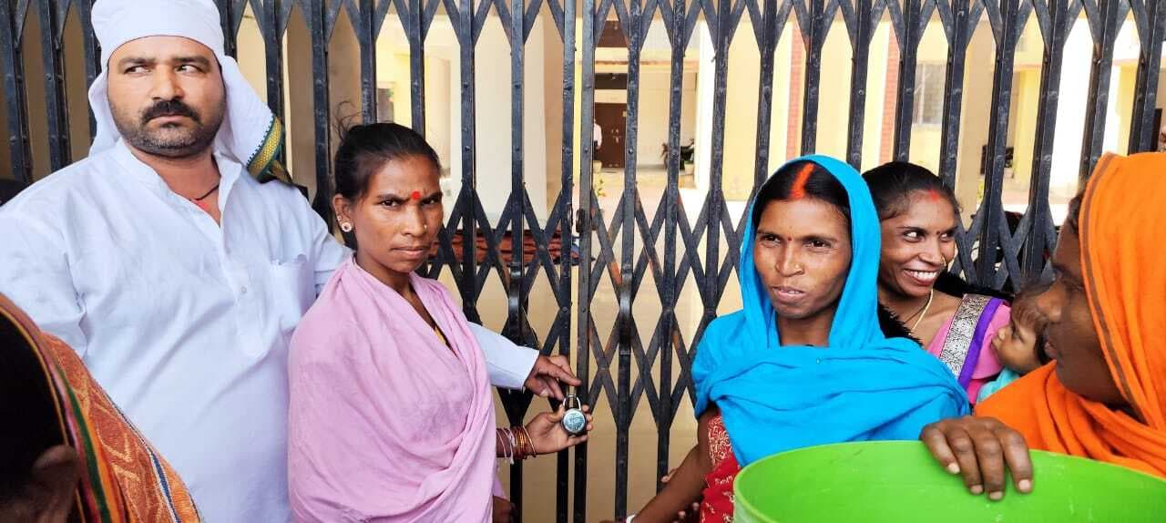 पेयजल संकट से जूझ रहे ग्रामीणों ने प्रखंड कार्यालय में जड़ा ताला