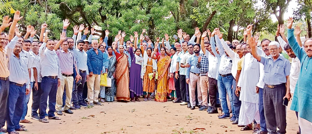 इंटर कॉलेजों में नामांकन के लिए सीट घटाने का किया विरोध