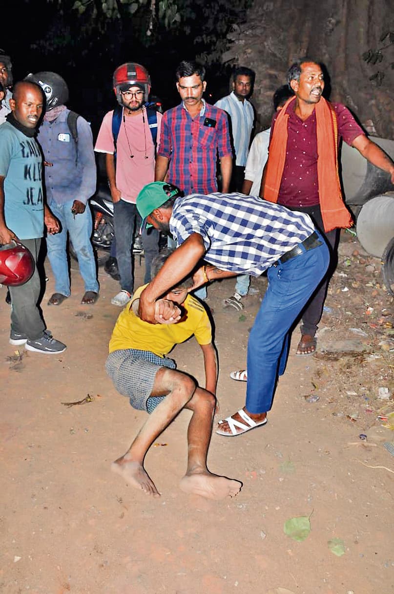 युवक को मारकर अधमरा किया