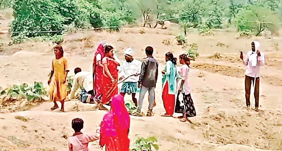 दबंगों ने गर्भवती समेत नौ को पीटा, झोपड़ी फूंक दी