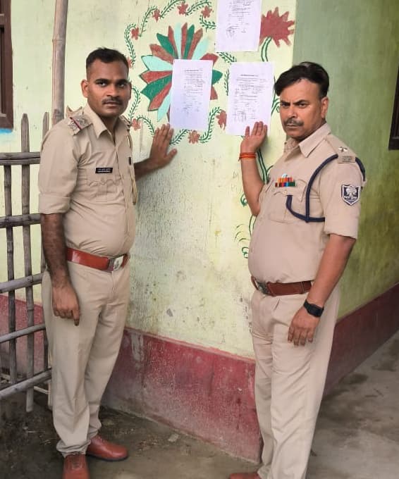 हत्याकांड के आरोपियों के घर पुलिस ने चिपकाया इश्तेहार