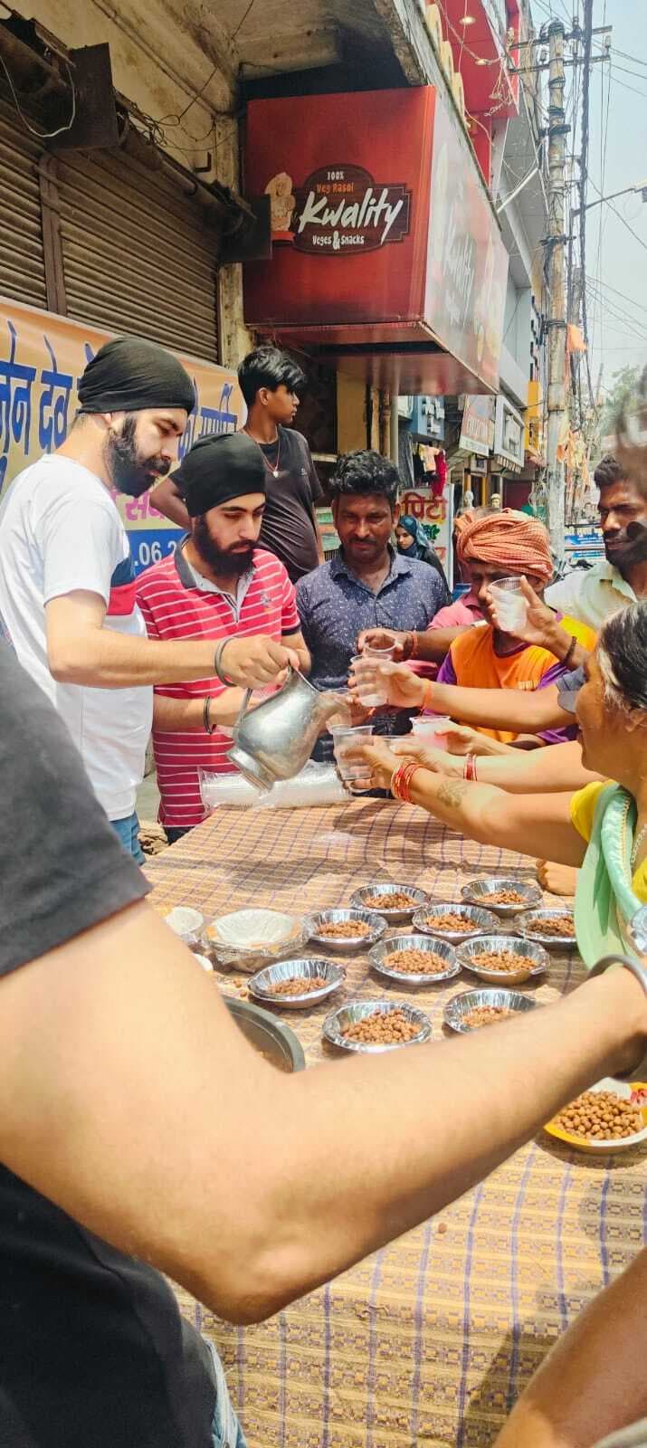 पांचवें गुरु अर्जुन देव की शहादत पर  गुरुद्वारा में छबील सेवा