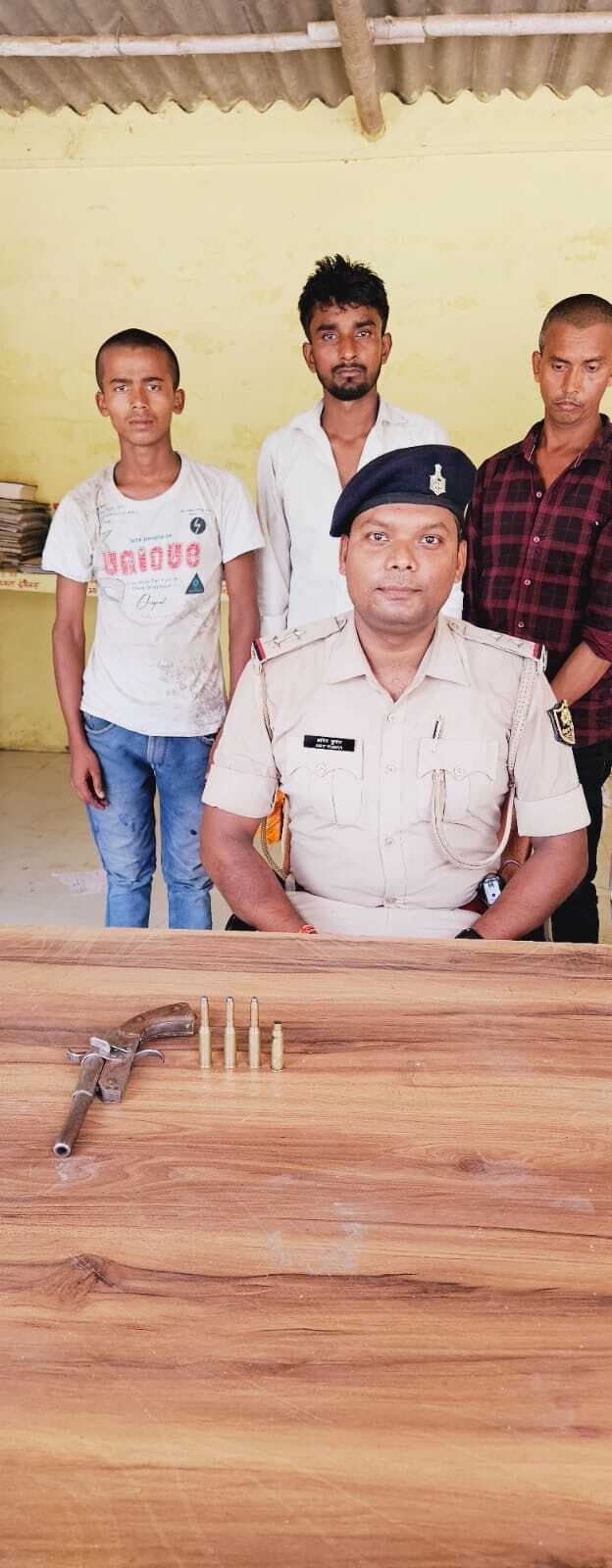 दो बाइक पर सवार तीन युवक कट्टा व कारतूस के साथ गिरफ्तार