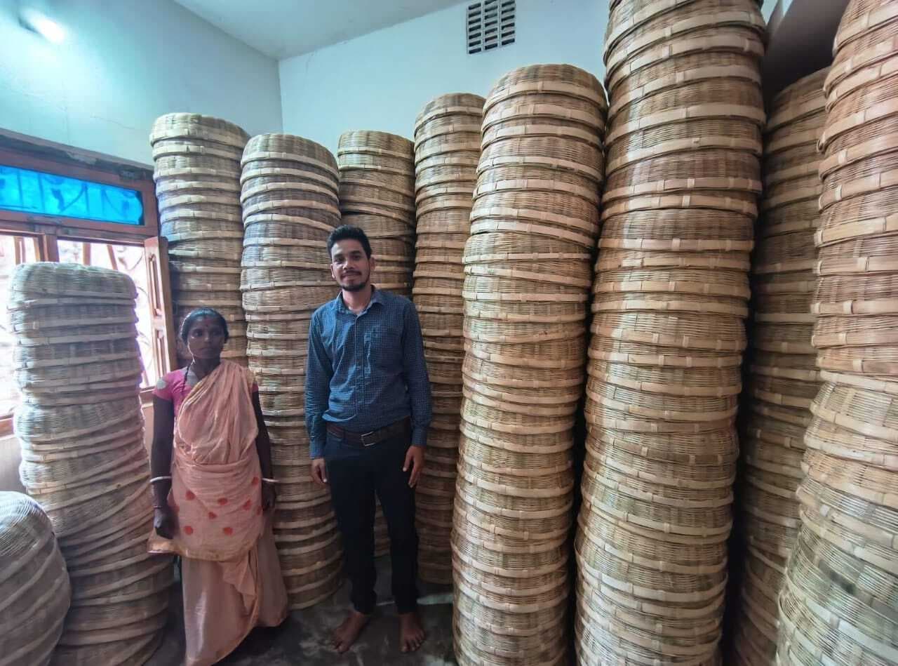 जेएसएलपीएस से प्रशिक्षण लेकर सूप-डलिया बनाकर स्वावलंबी बन रही हैं सखी दीदीयां