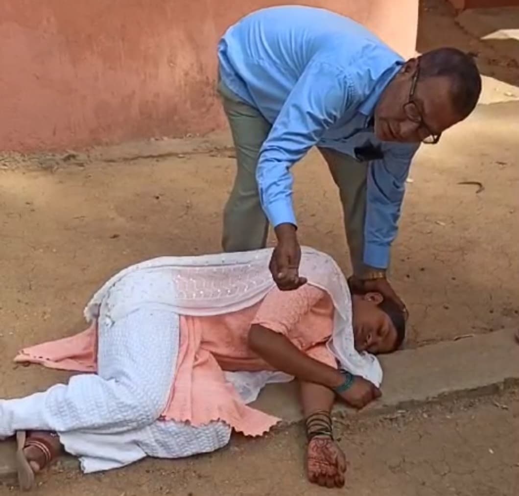 गर्मी के कारण स्कूल में गिर कर शिक्षिका हुई बेहोश