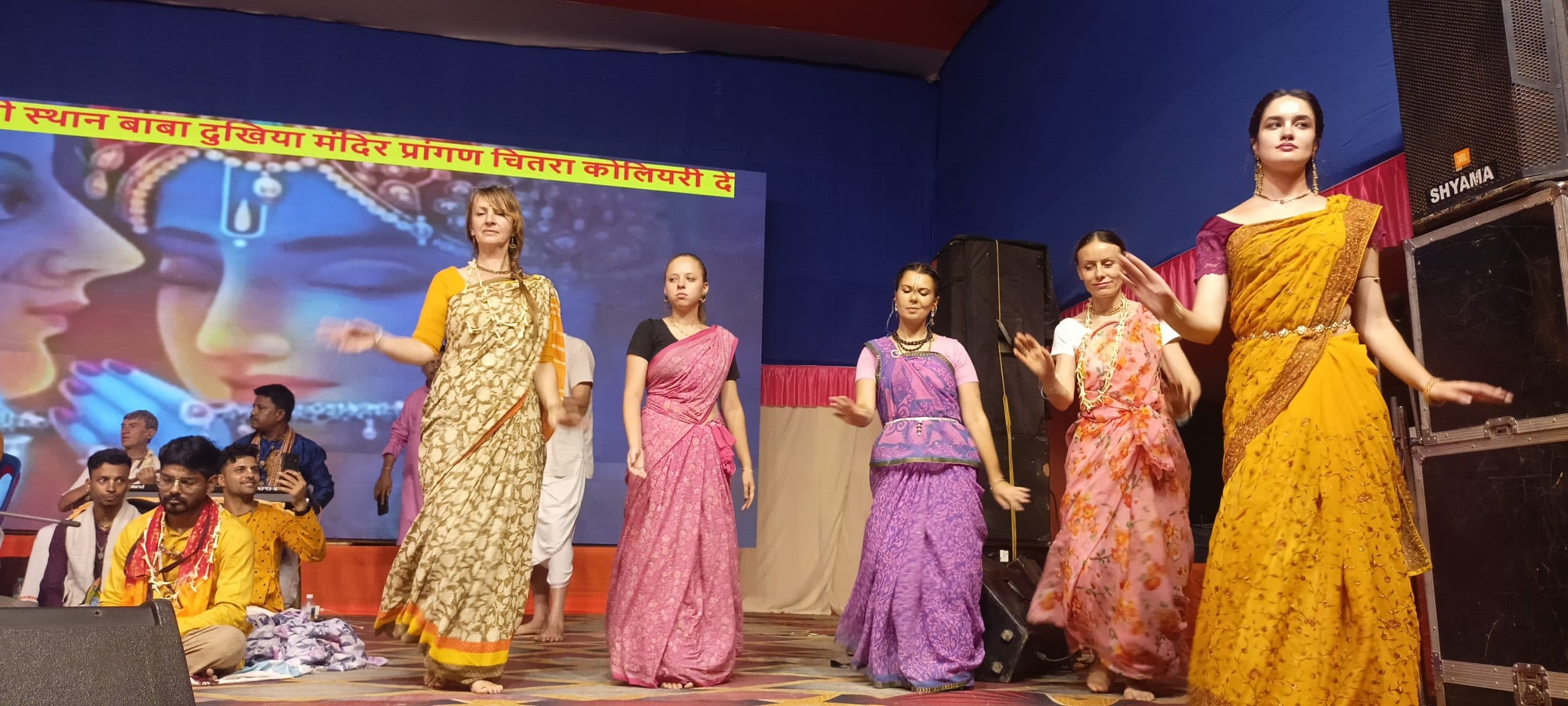 लक्ष्मी गणेश महायज्ञ में मायापुर से आये कलाकारों के भजनों पर देर रात तक झूमे श्रद्धालु