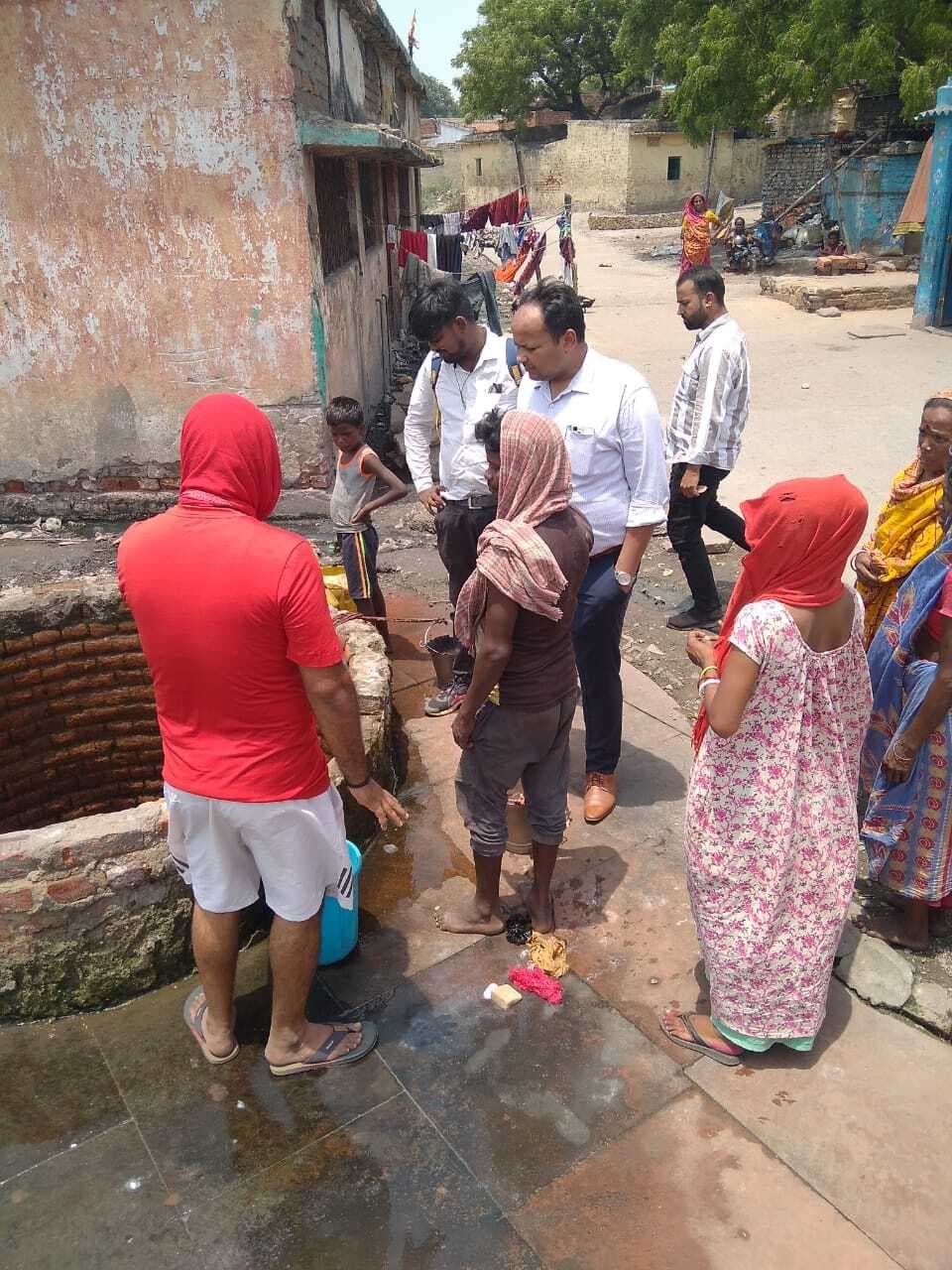 कार्य का निरीक्षण करने पहुंचे सहायक नगर आयुक्त व जेइ की ग्रामीणों ने की फजीहत