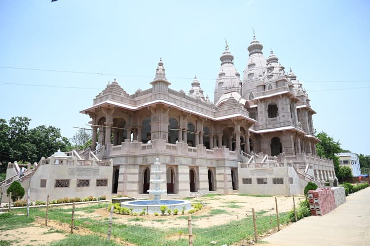 नौलखा मंदिर की लौटी रौनक, बढ़ गयी खूबसूरती