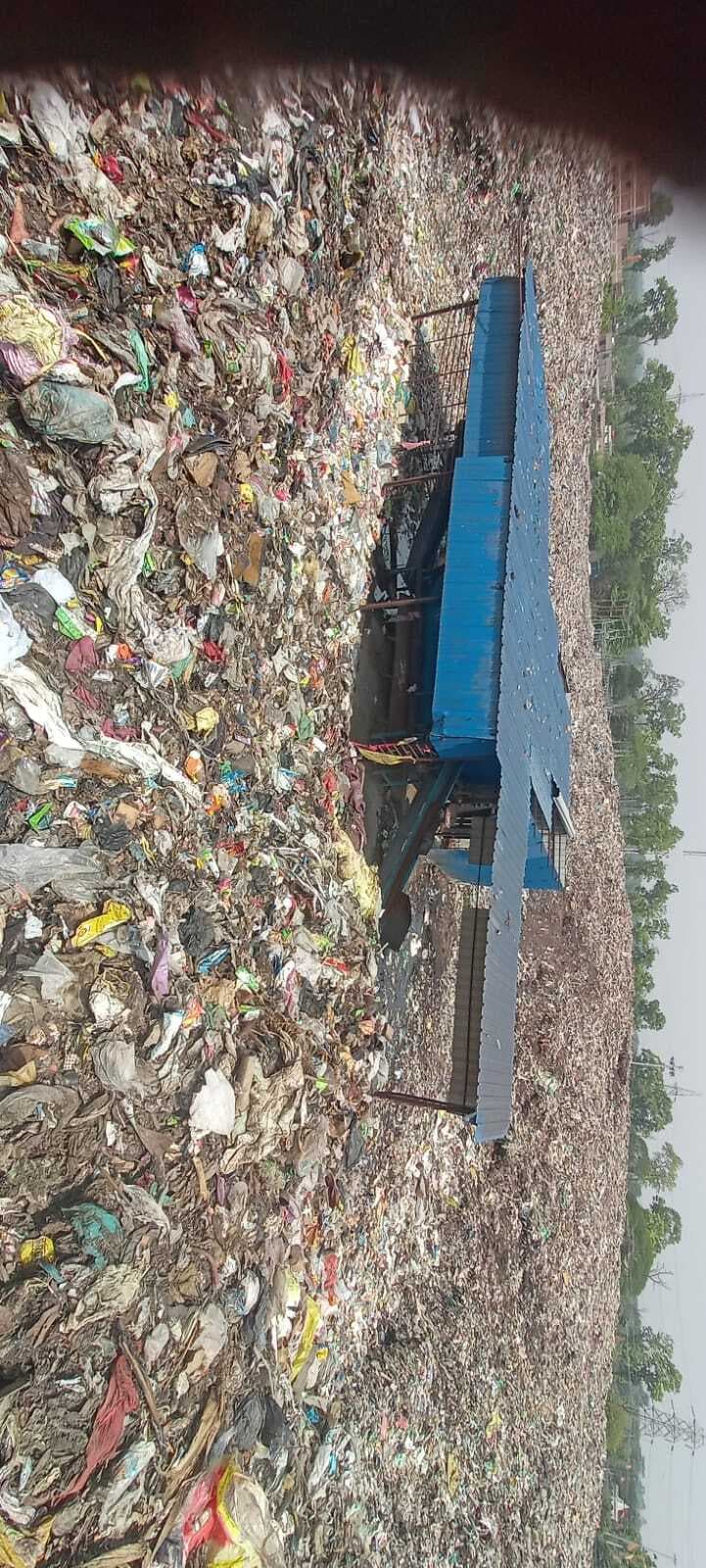 कचरे में दफन हो रही 50 लाख की ट्राॅमेल मशीन, गायब हो रहे पार्ट्स