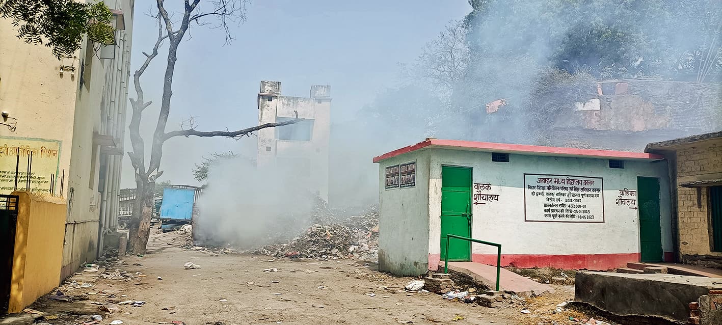 किला परिसर में कचरे के अंबर में लगी आग