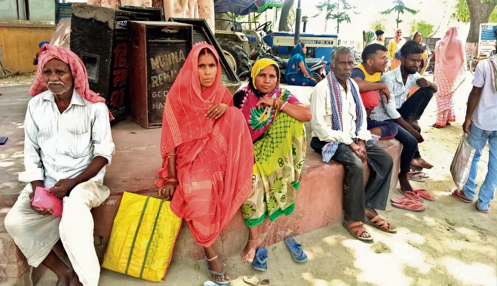 रिविलगंज जनता दरबार में नही पहुंचे अंचल अधिकारी, हंगामा