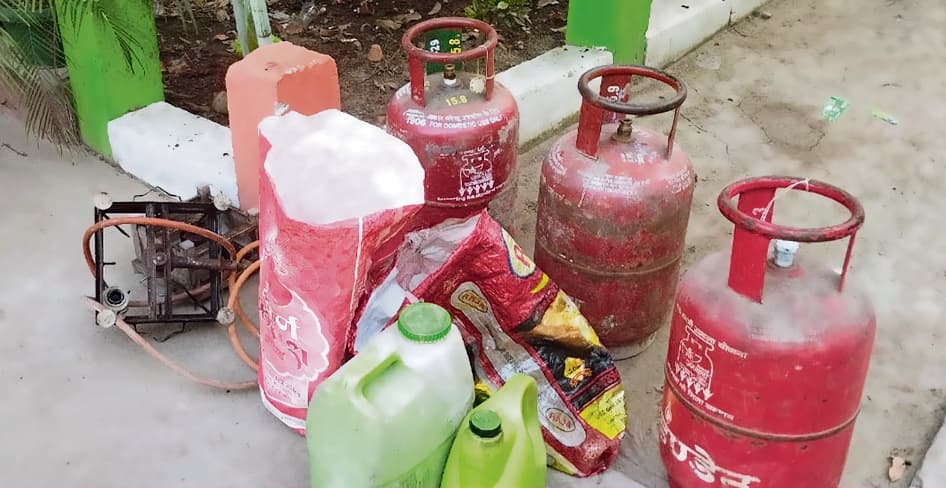 25 लीटर देसी शराब के साथ दो भाई गिरफ्तार, शराब बनाने वाला उपकरण जब्त