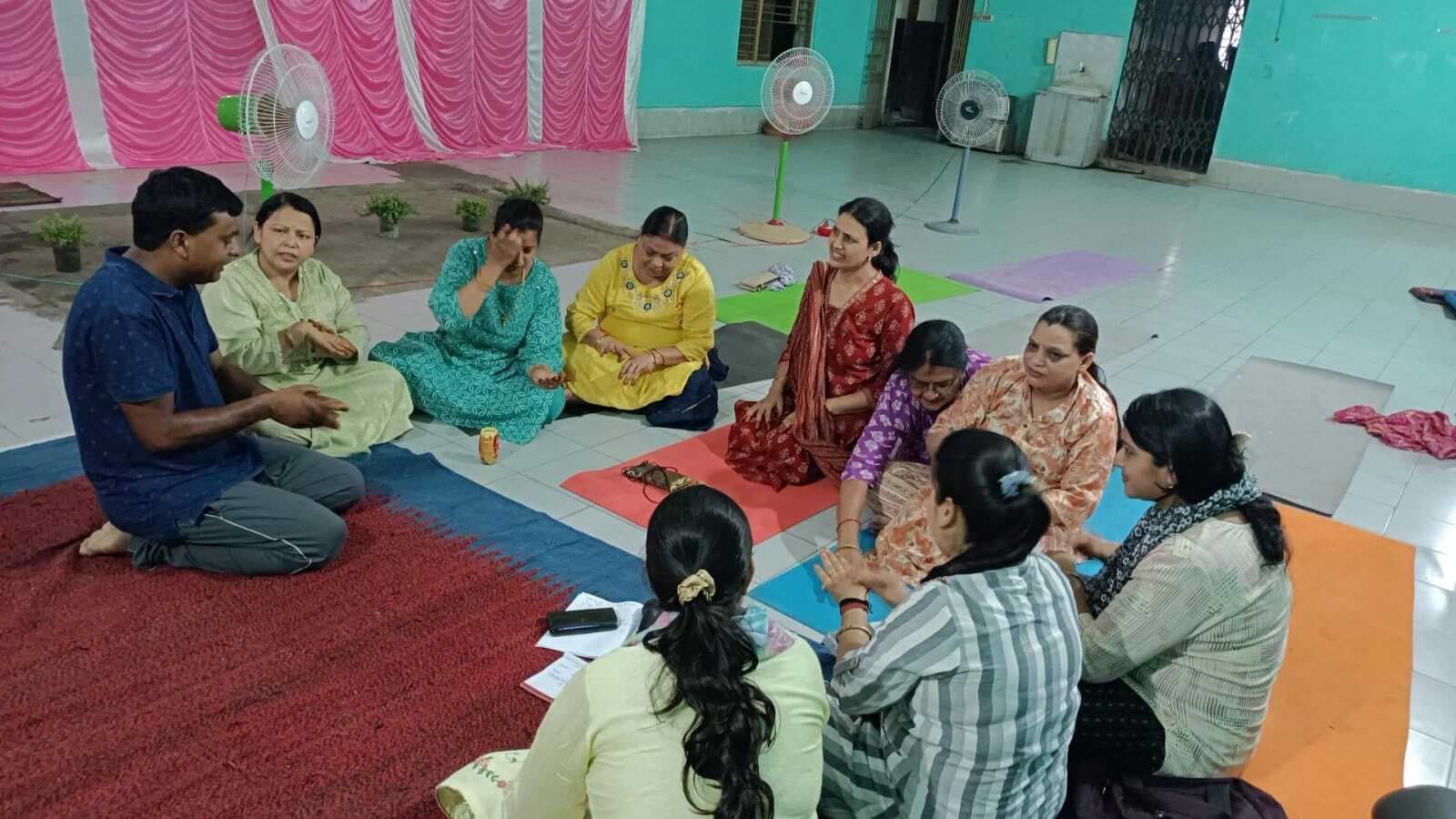 तनाव व थकान से मुक्ति के लिए कराया गया योग