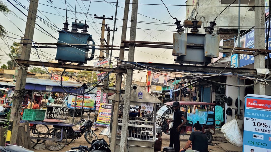 Jamui News : ट्रांसफॉर्मर के नीचे संचालित हो रही हैं दुकानें, किसी भी वक्त हो सकता है हादसा