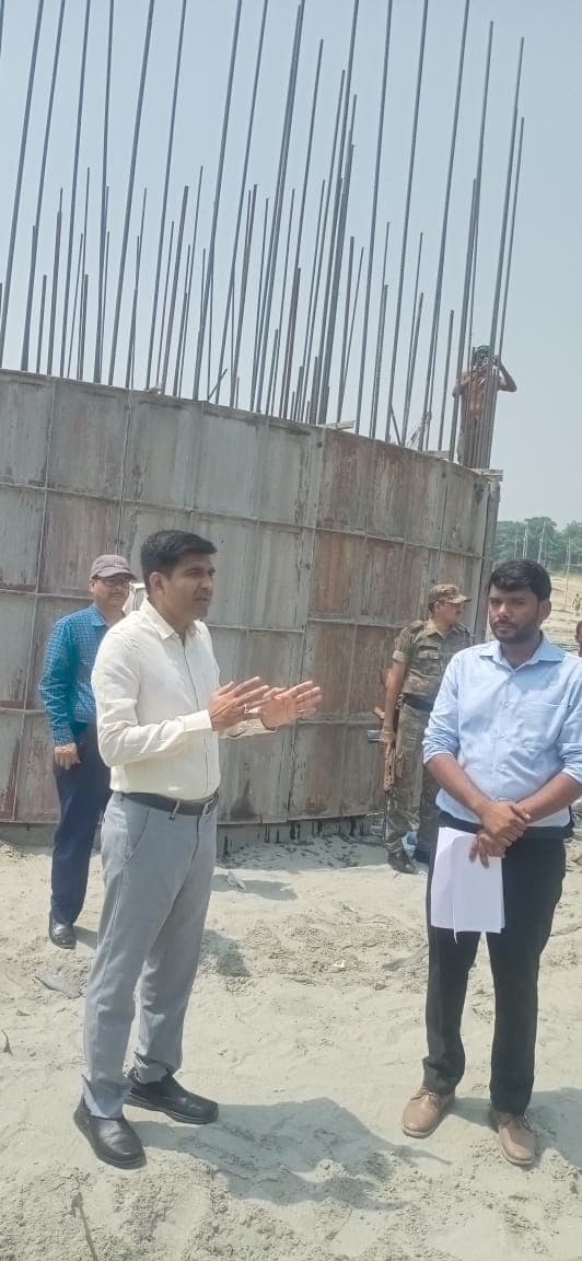 जिलाधिकारी ने किया निर्माणाधीन योजनाओं का निरीक्षण, दिये कई निर्देश