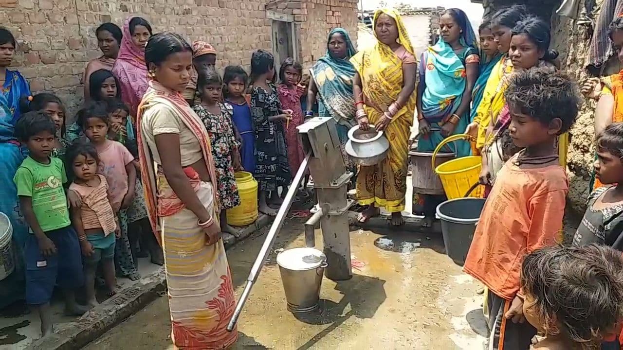 तुलसीचक महादलित टोला में एक चापाकल के सहारे डेढ़ सौ परिवार