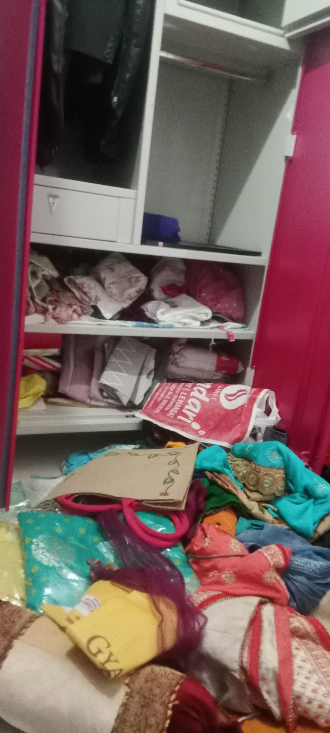 वनकर्मी व परिजनों को कमरे में बंद कर दस लाख की चोरी