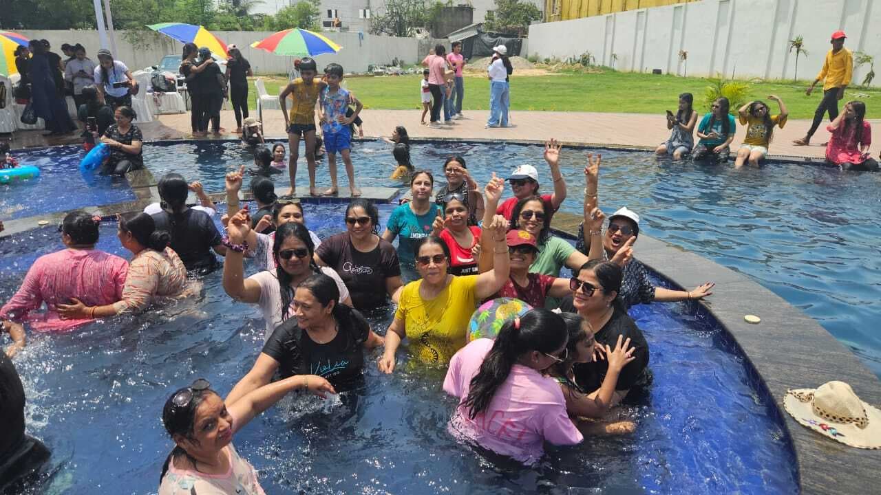 पूल पार्टी में महिलाओं और बच्चियों ने उठाया आनंद