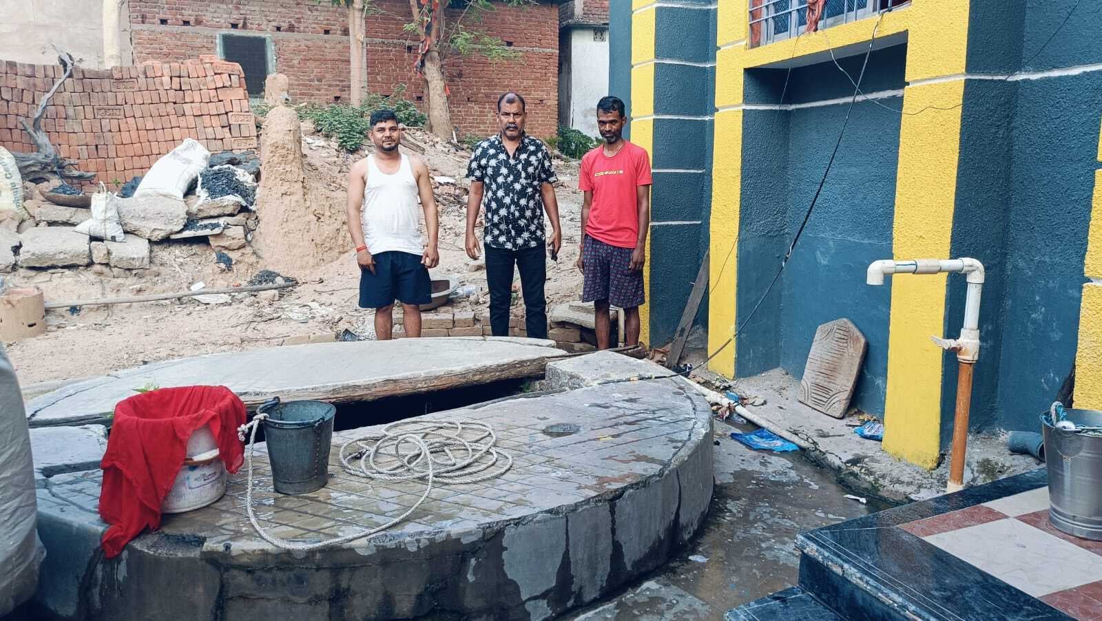 पानी की समस्या दूर करने के लिए मुखिया ने किया दौरा