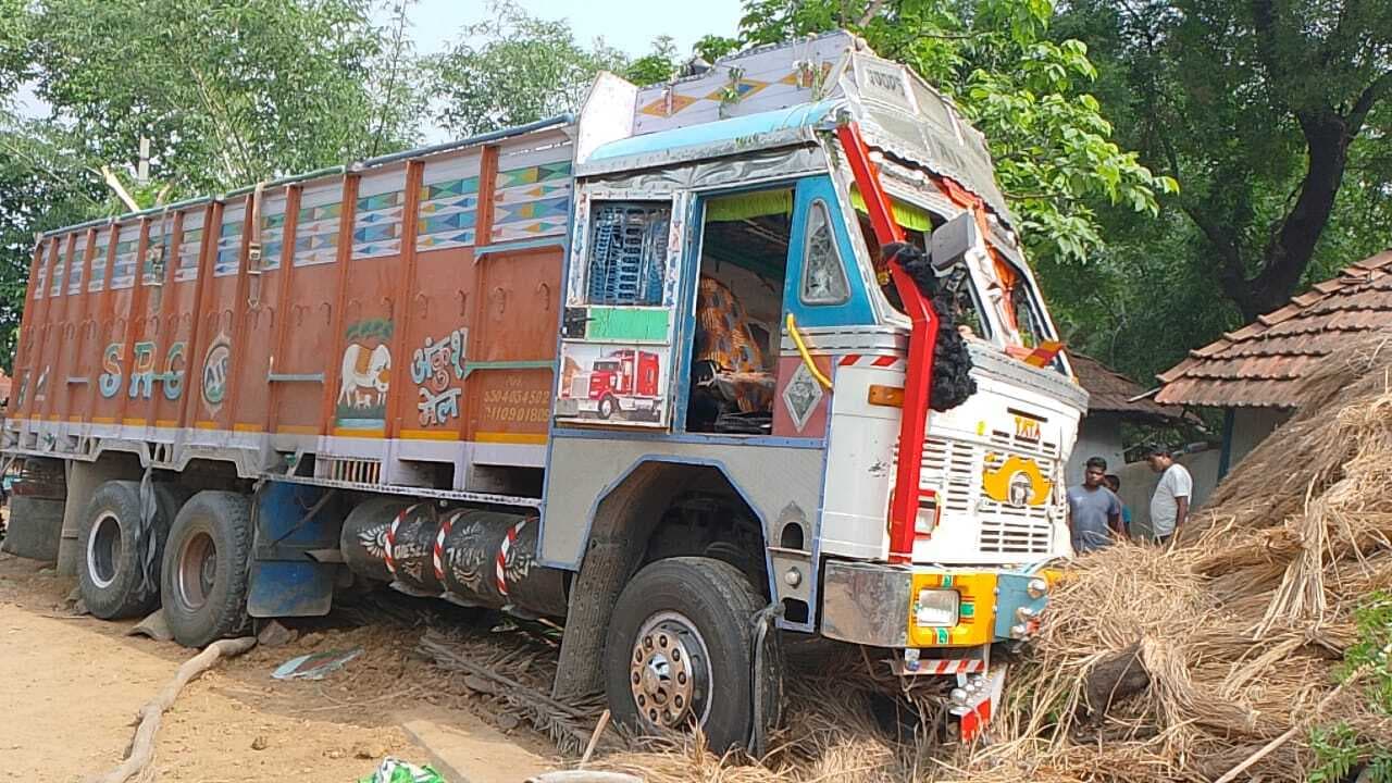 सड़क पर लाठी-डंडा लगाकर चंदा मांगने वालों ने ट्रक चालक व खलासी पर किया हमला