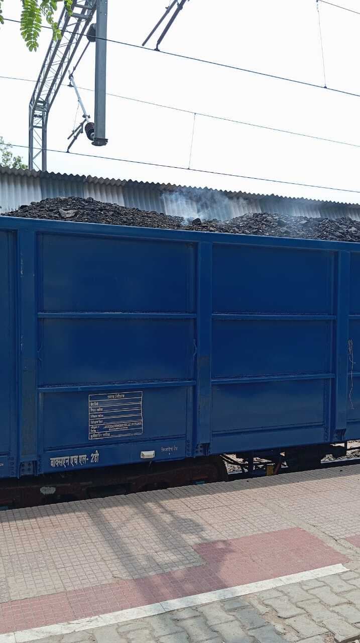 चलती मालगाड़ी के वैगन में दिखा धुआं, बड़ा हादसा टला