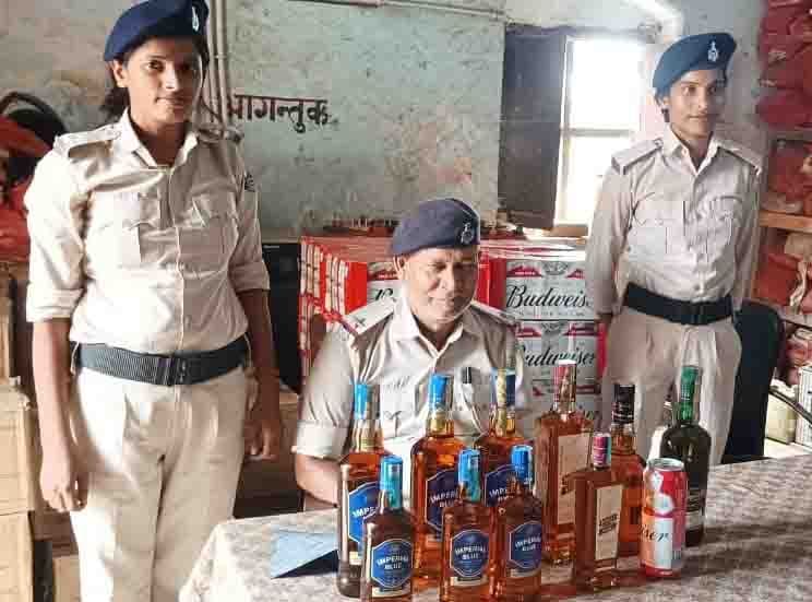 आम से लदे पिकअप से 683 लीटर शराब बरामद