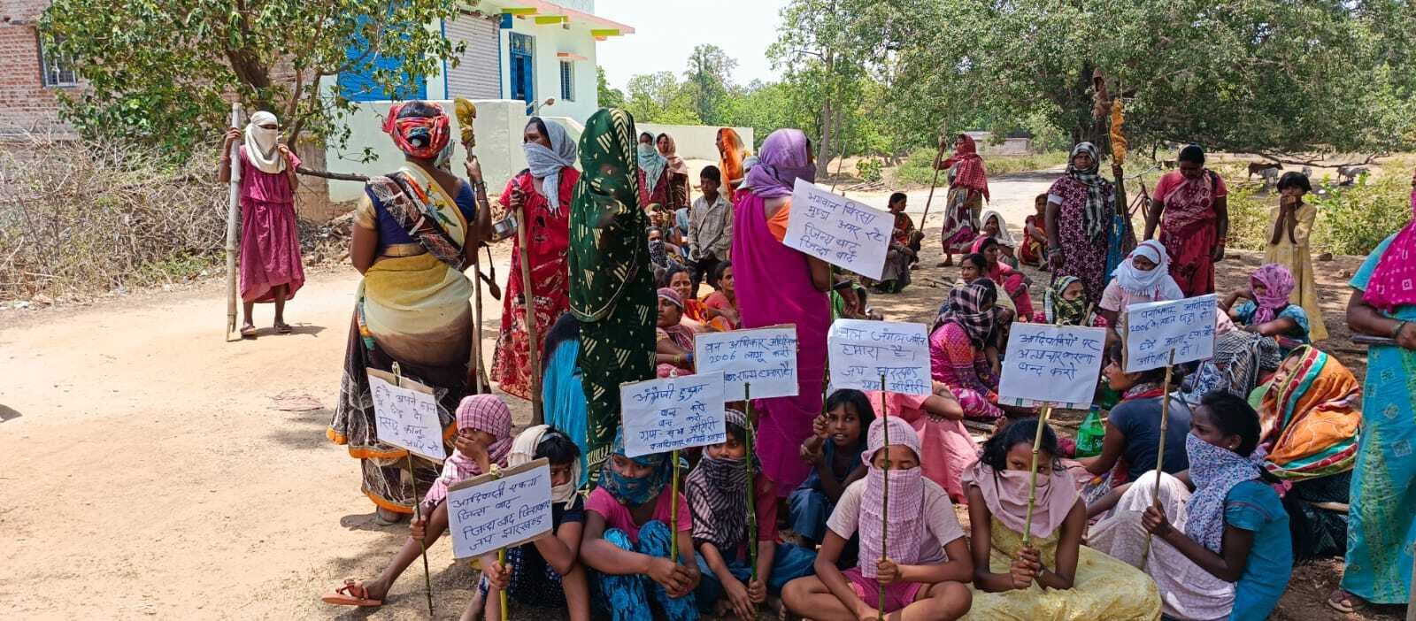 वन विभाग को वन भूमि पर पौधे लगाने से ग्रामीणों ने रोका