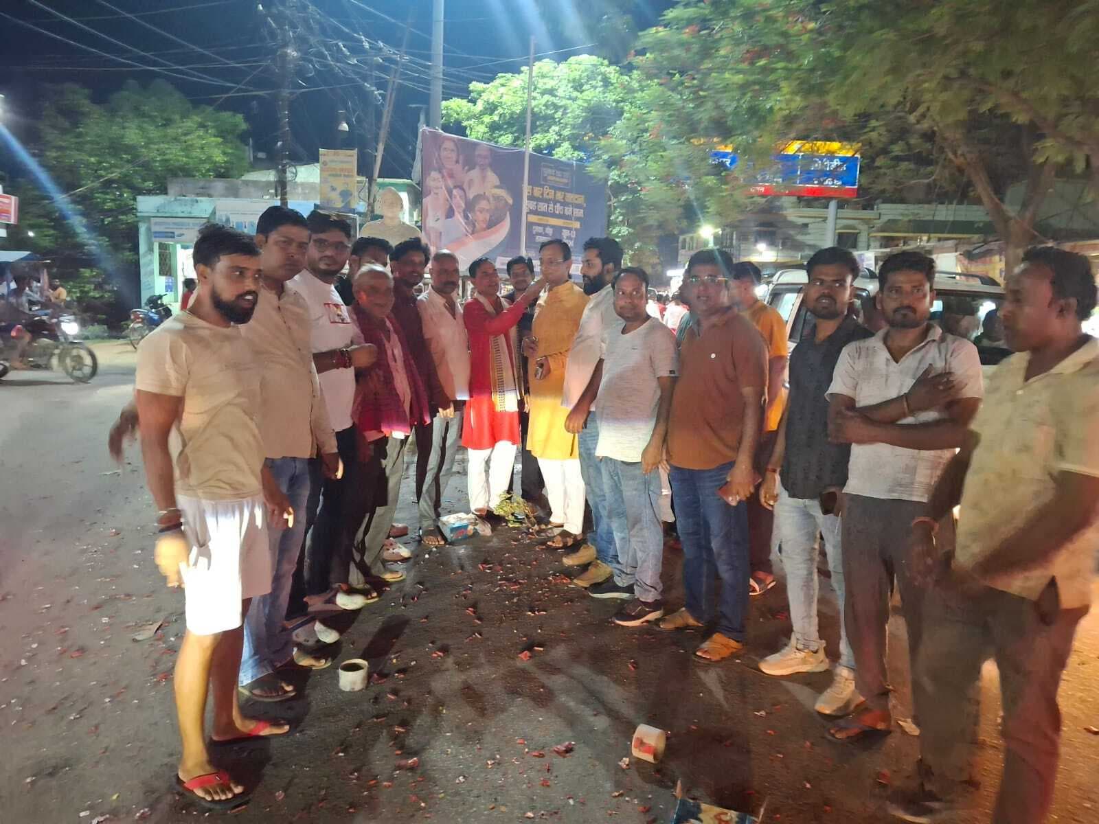 भाजपाइयों ने नरेंद्र मोदी के पीएम बनने पर मनाया जश्न